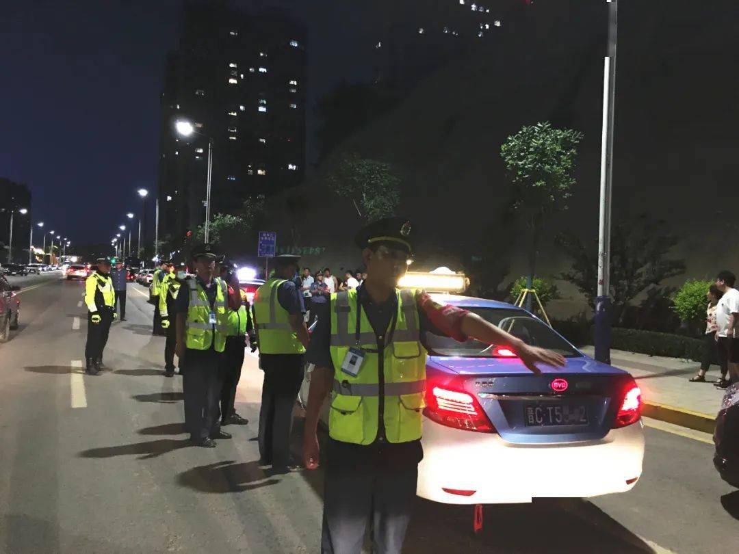 交警 运管 夜查出租车违法行为