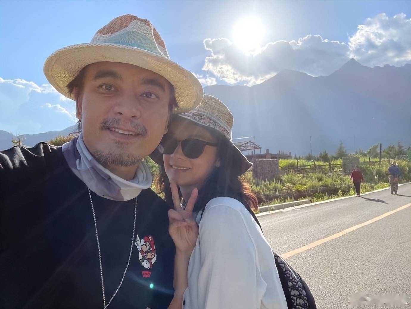 上海男星陈龙结婚十周年晒全家福小10岁娇妻颜值高身材辣儿子身高瞩目