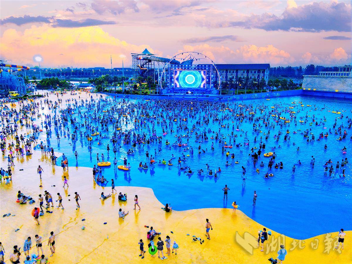 7月6日傍晚,仙桃市排湖风景区荆楚云天海世界,游客们正在水乐园里嗨翻