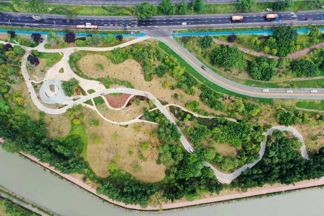 来到位于圣灯公园和理工东苑中间的一个小游园,这里,一面沿着东风渠