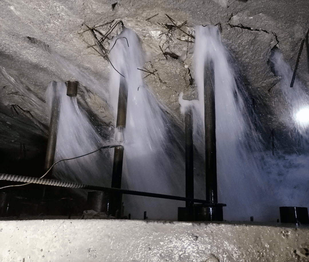 直击提前57天中建七局云南华丽高速项目营盘山隧道左洞贯通