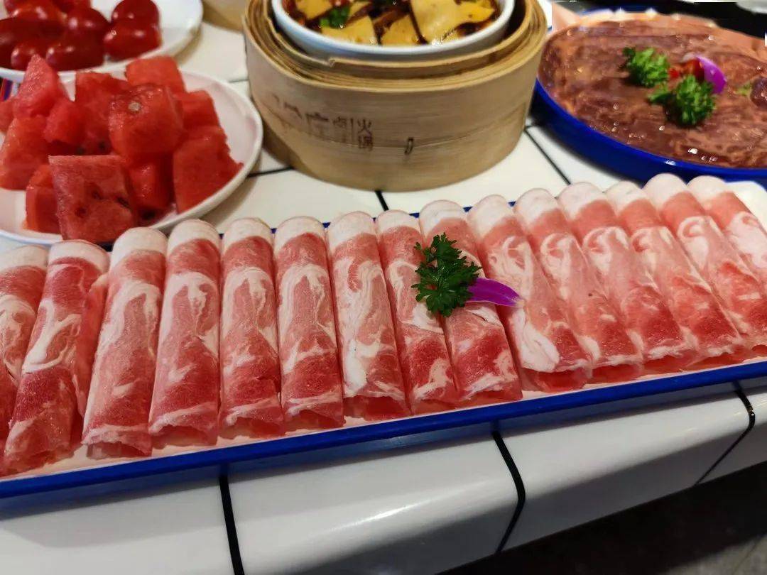 新西兰羔羊肉嫩滑口感,鲜鸭血,吃得出来的新鲜感鸭血也是火锅必吃菜品
