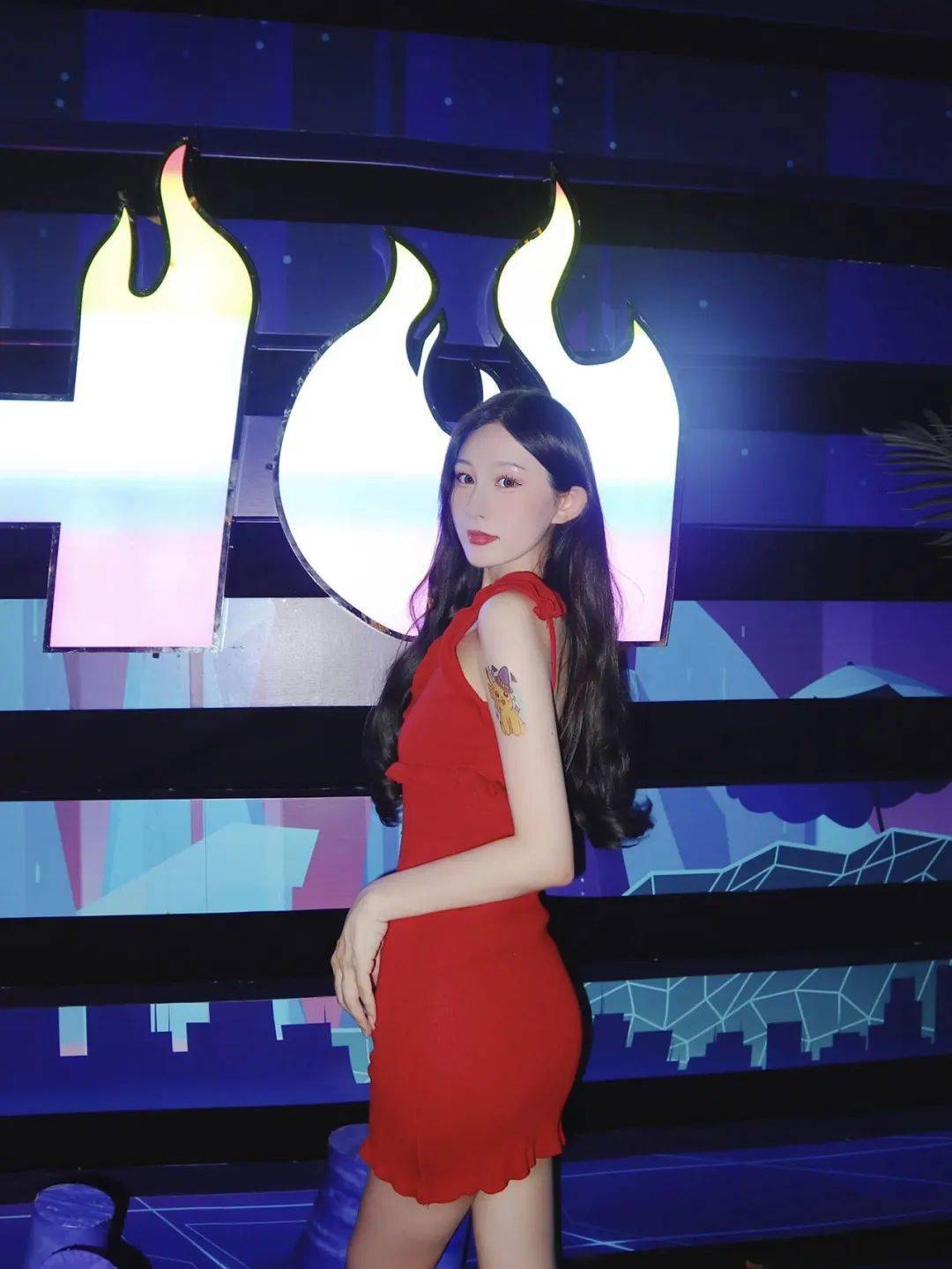 持续高温连带着人都火热起来看到这么多热辣的小姐姐小谷需要紧急cpr!