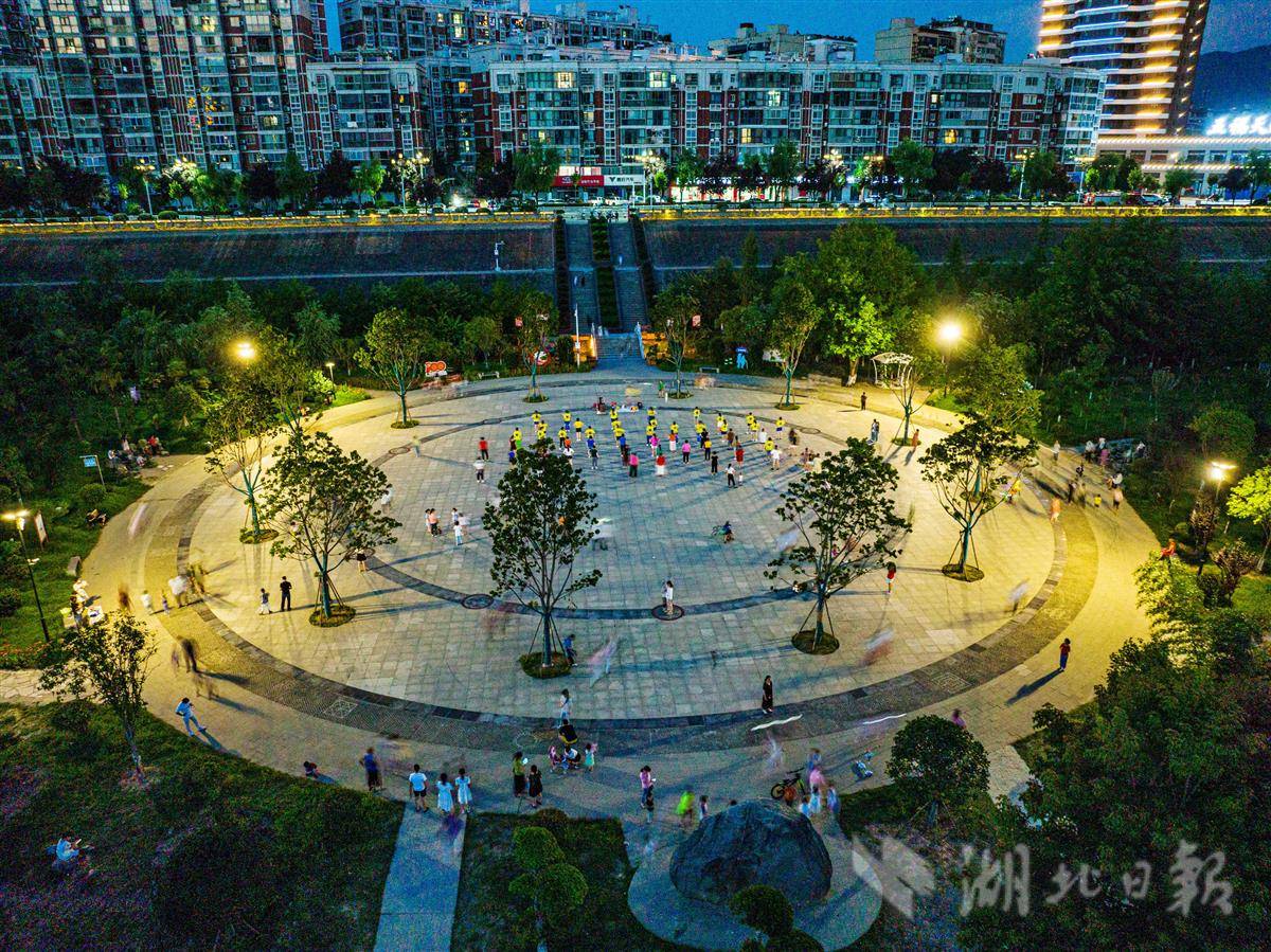 7月8日,在竹山县城关镇城西生态湿地公园,居民在休闲健身,享受河边习