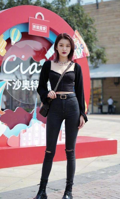 紧身牛仔裤搭配马丁靴保暖显腿长展现女生的帅气感