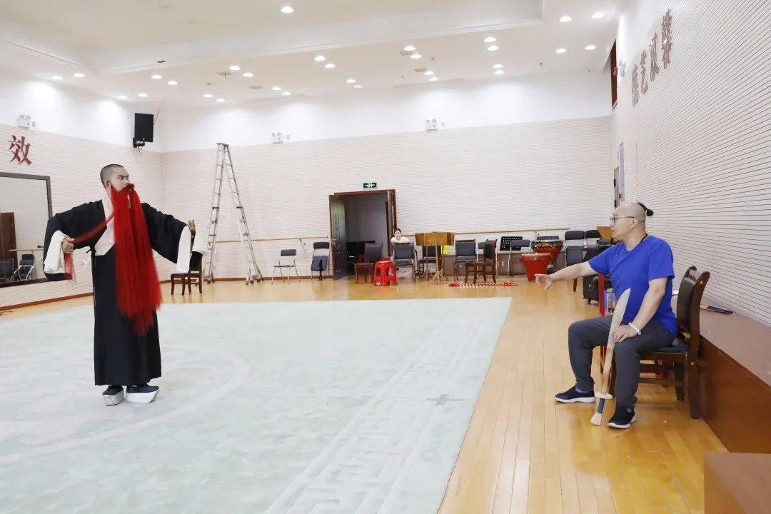 先是窦尔敦与飞镖黄三泰,在李家店地方,因角技被挫,从此江湖间窦尔敦