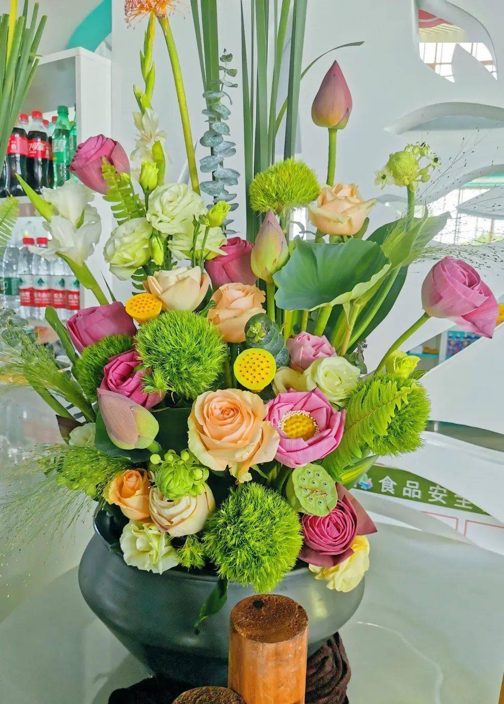 "言悦色荷花的风姿绰约尽显插花艺术的乐趣与快乐五,售花荷花手信 19