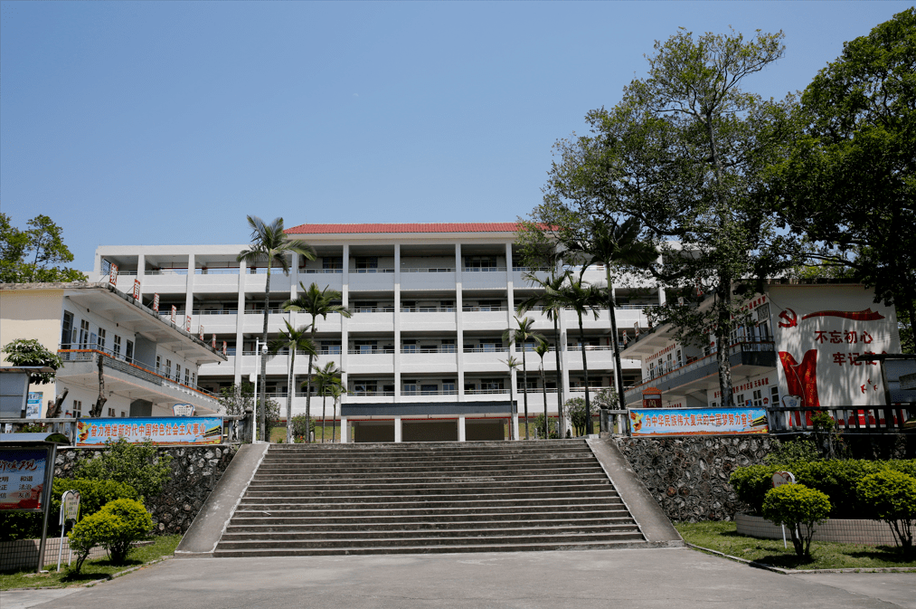 棉湖这个学校依山傍水你认识吗