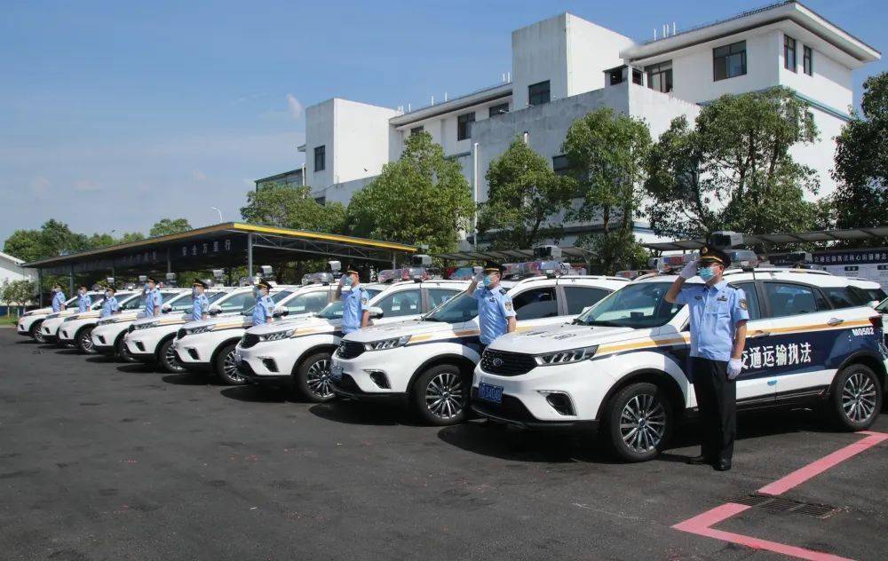 省路政总队举行首批交通运输综合行政执法执勤车辆发车仪式
