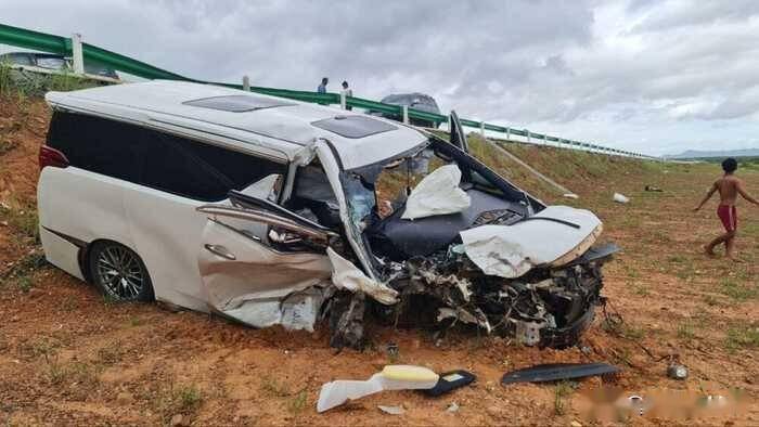 柬埔寨高速公路车祸2辆阿尔法正面相撞2名中国人骨折