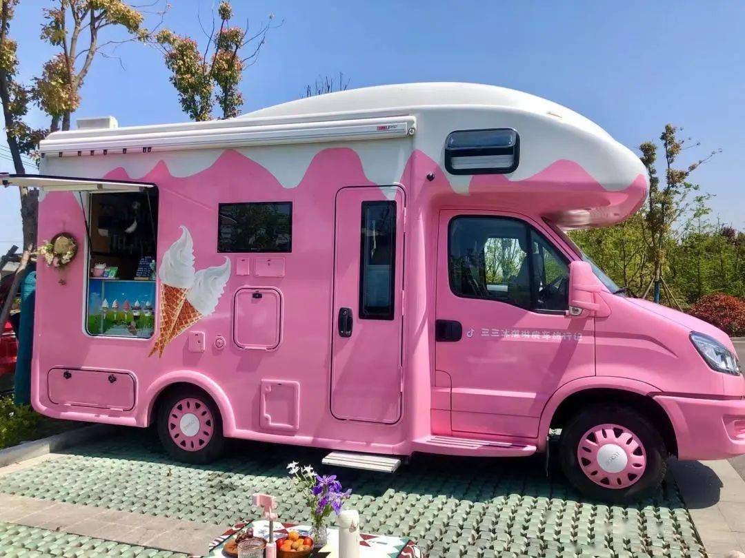 欣赏一场免费的房车展在享受美味的同时咖啡,奶茶,冰淇淋.