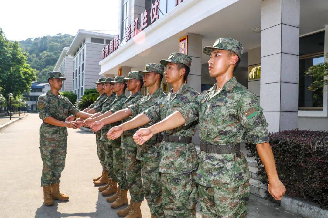 上新啦!福建省军区官兵换发21式军装_进行_作训服_战友