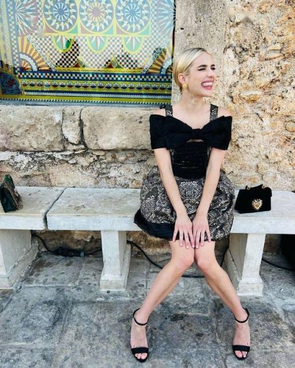 《美恐》女演员艾玛罗伯茨晒美照 清凉泳装热辣养眼