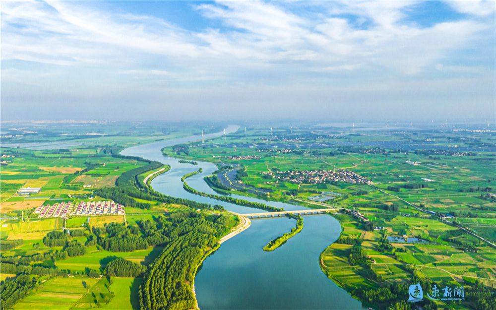 7月12日,泗洪县双沟镇蜿蜒曲折的淮河穿境而过,两岸郁郁葱葱的树木与
