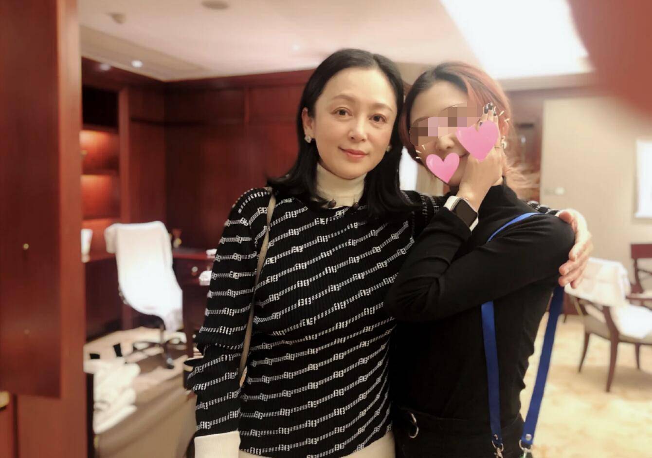 53歲陳紅越看越像倪萍了但她不胖氣質好即便不包裝也很漂亮