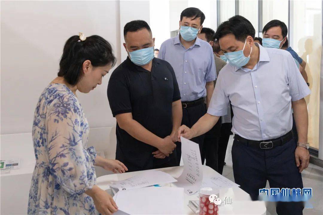 打造世界一流非织造布产业集群罗联峰到彭场镇开展下基层察民情解民忧