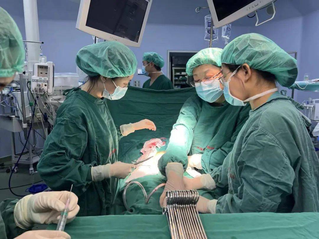 医救治高龄产妇肾脏错构瘤破裂5个学科专家实力担当顺利诞下早产儿