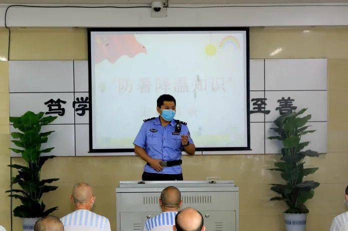 十三監區民警 盧智彬指揮監獄卡點車輛進出南京女子監獄 四監區民警