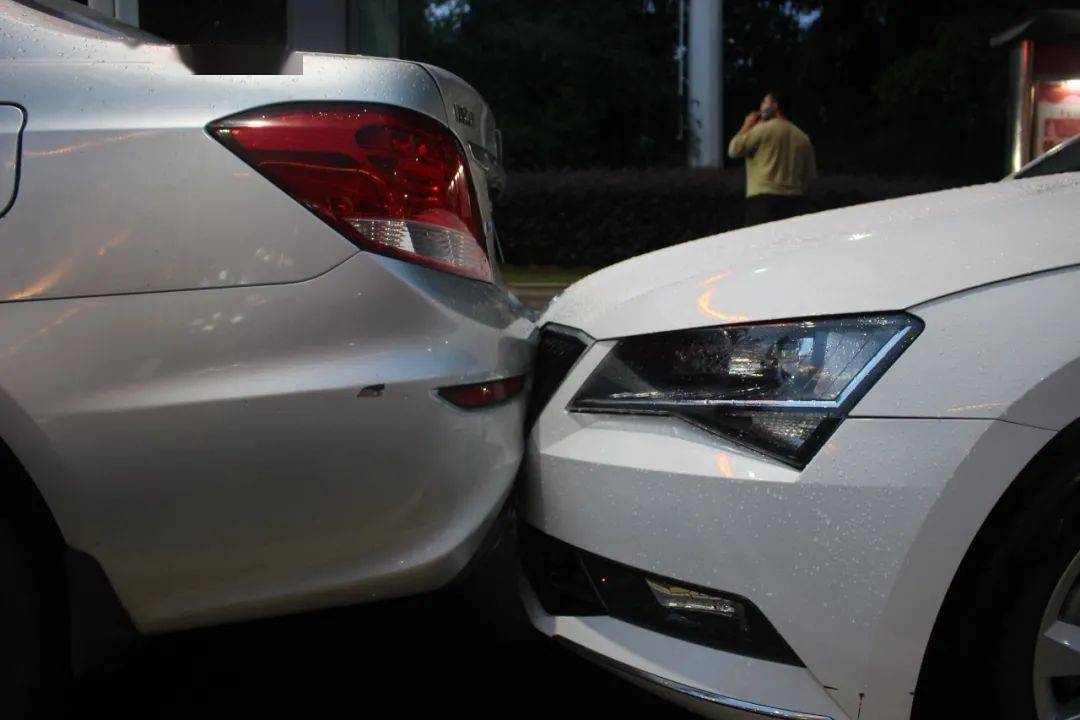 连环碰撞三辆车 ,肇事者竟妄图一逃了之……