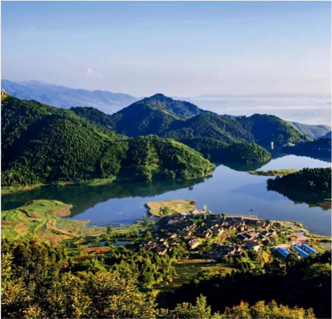 里,重峦叠嶂,溪流环布,清澈碧透,不仅有钟灵毓秀的大庙江生态旅游景区