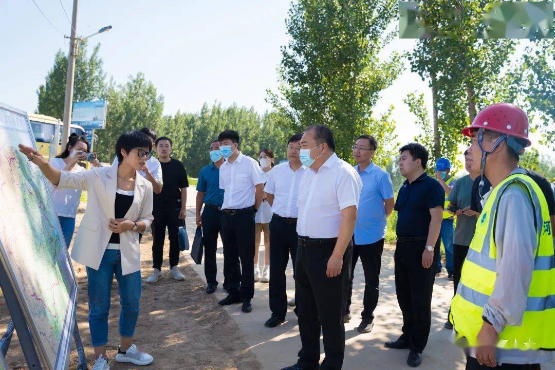 市政府常务副市长逯向明,副市长苗健以及相关部门负责人陪同视察