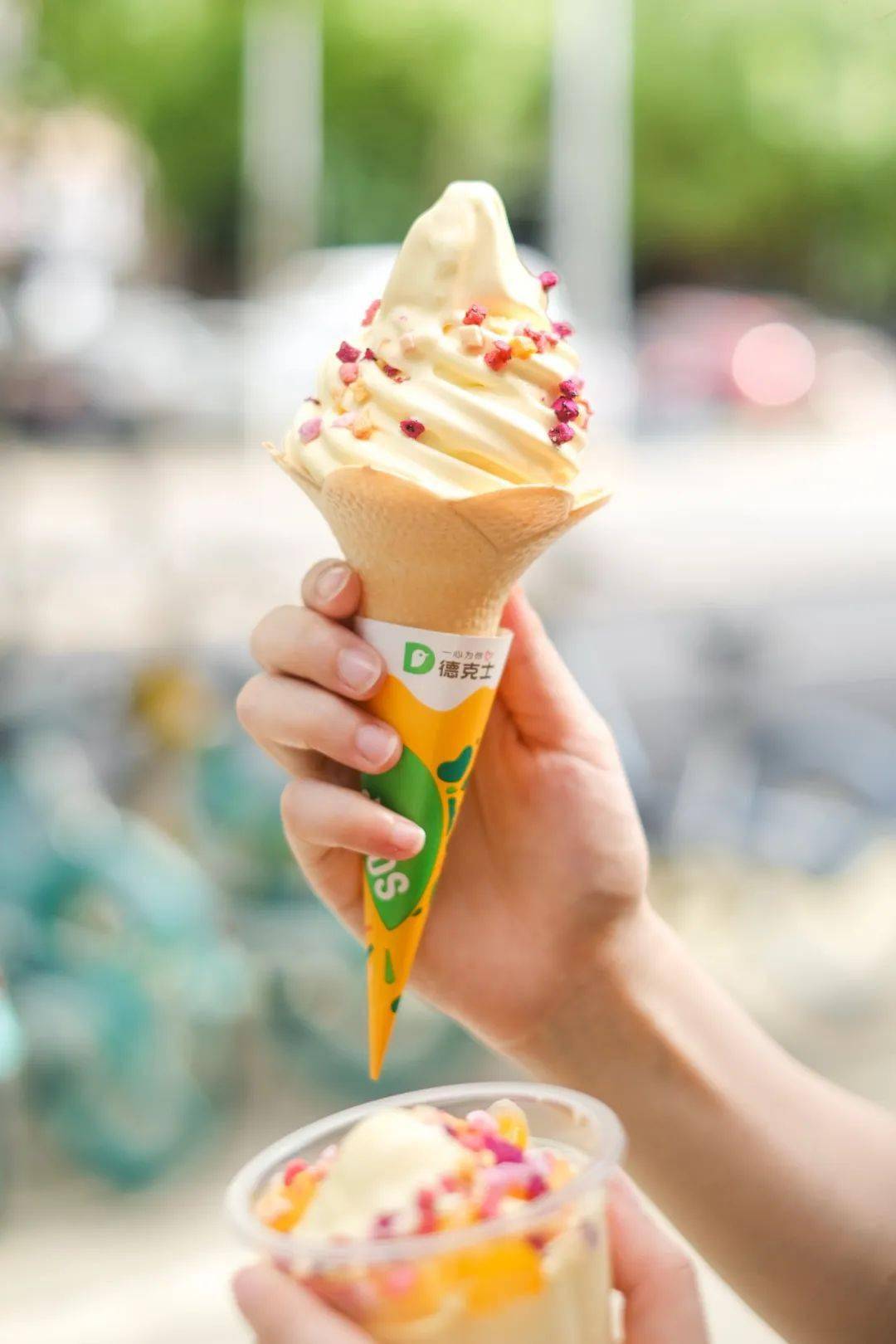 在体感47℃的福州,德克士的新品芒芒椰厚乳圣代和冰淇淋就像一阵