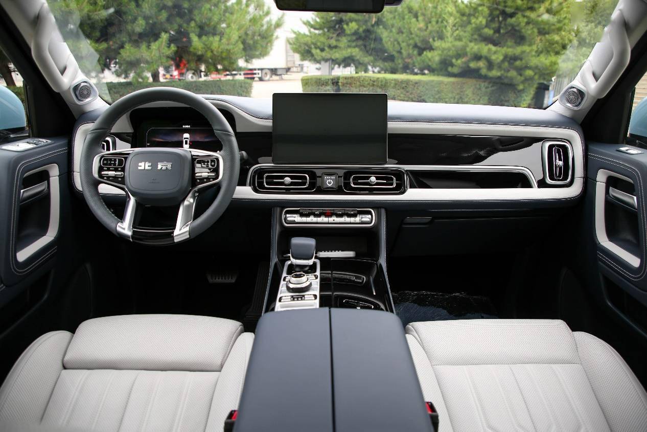 那么相比于北京越野之前的车型来看,内饰方面bj60可谓是进化的十分