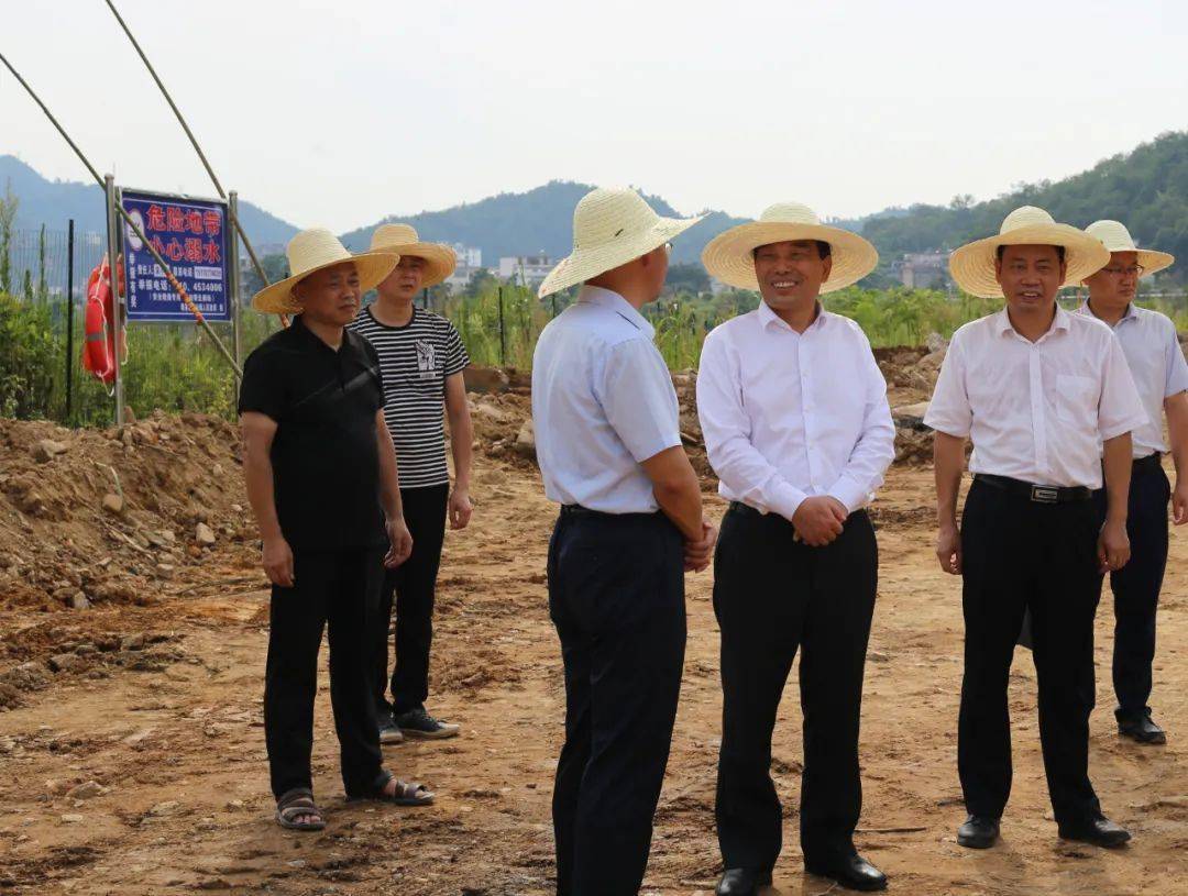 市委副秘书长杨兴国,区领导梅旭军陪同.