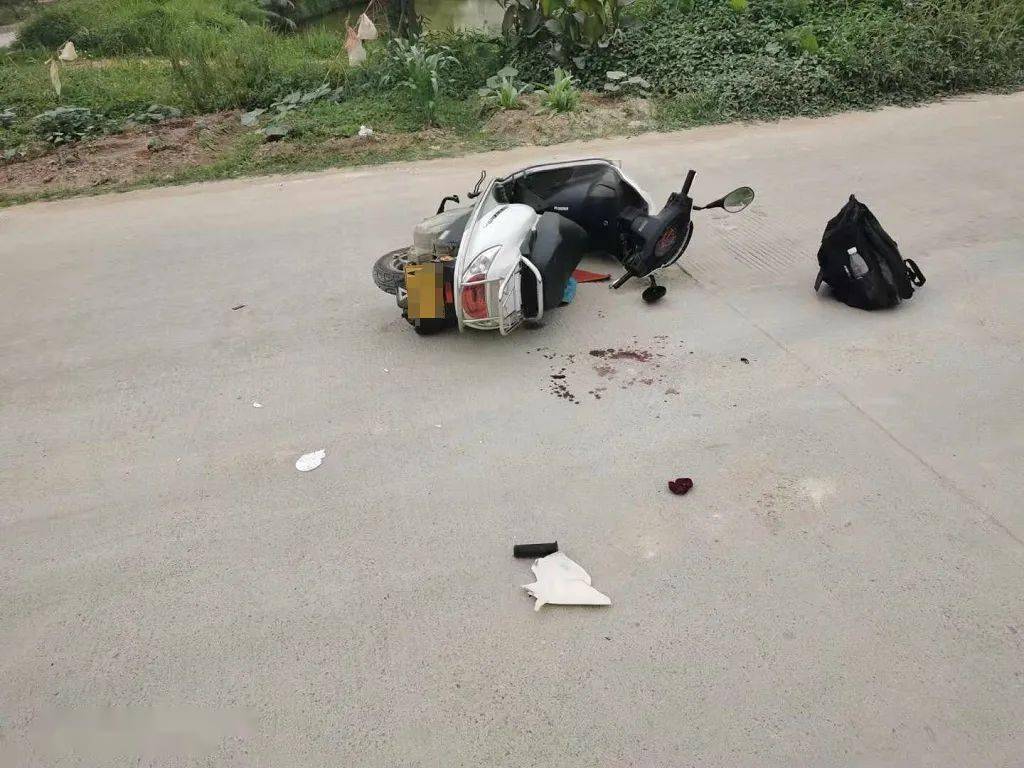 事发云浮,75岁阿伯开摩托,出车祸现场!_腰古镇_驾驶员_道路