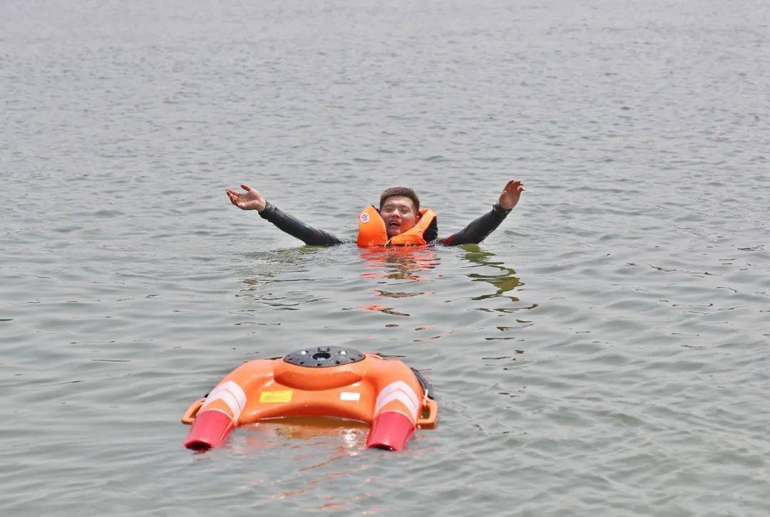 天津市公安局特警总队开展水上救援防汛演练_搜索_装备_救生