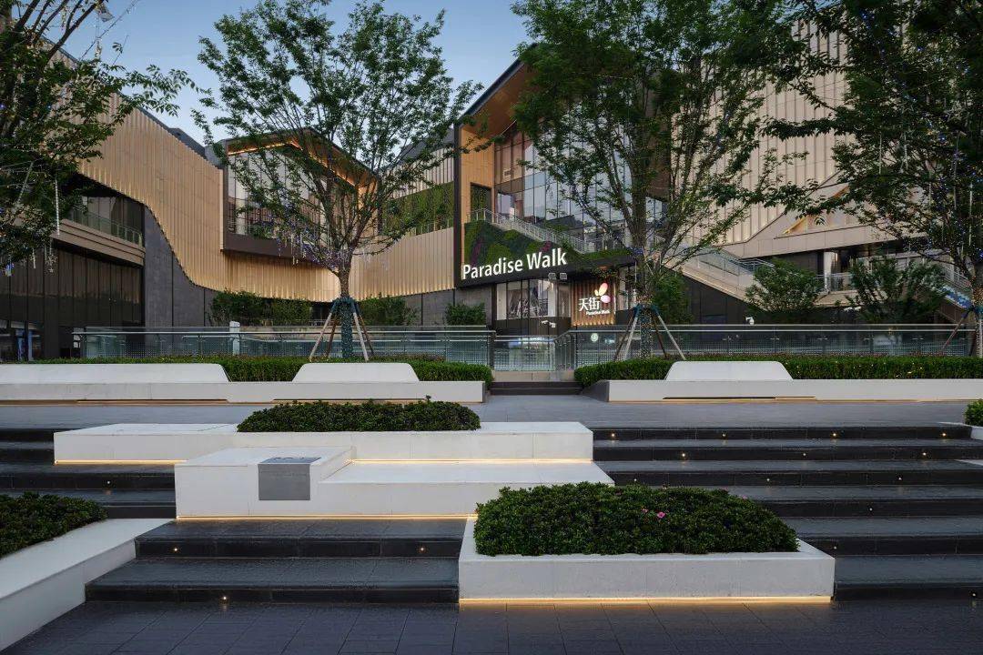 在解决的覆土不够难题的同时提供了舒适的停留动静皆宜的v型剧场坐台