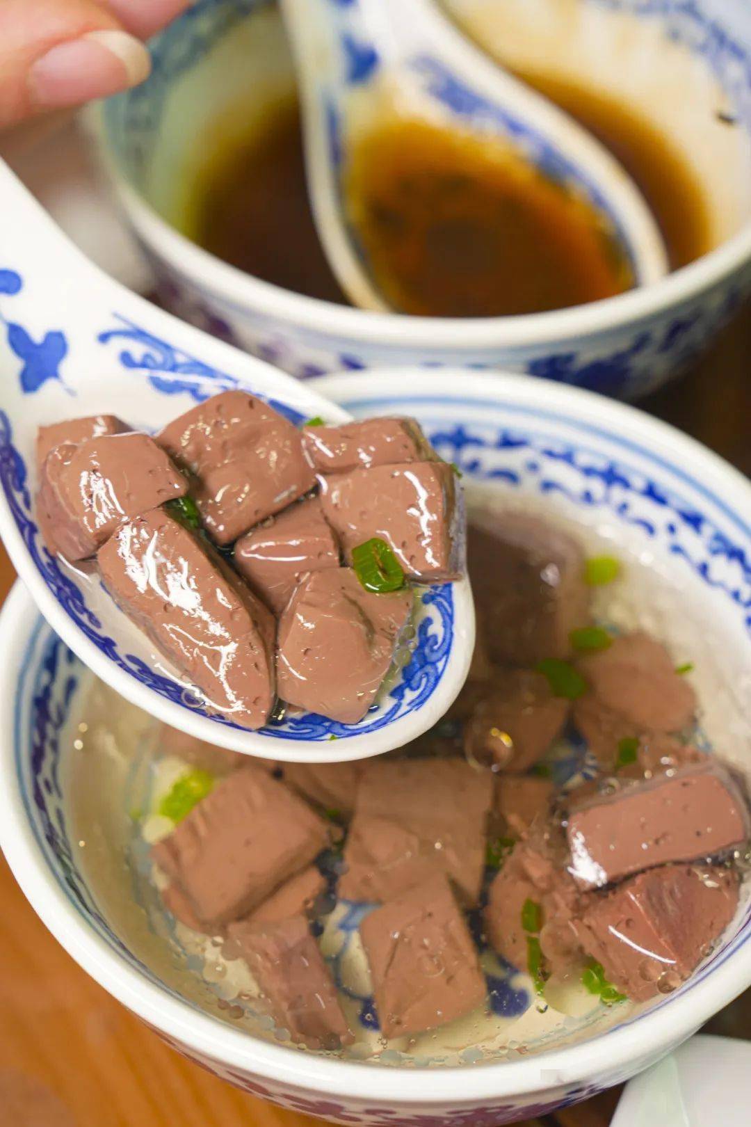 他们家鲜嫩的鹅血汤,qq弹弹,入嘴就像果冻一样滑到了口腔,轻咬下还会