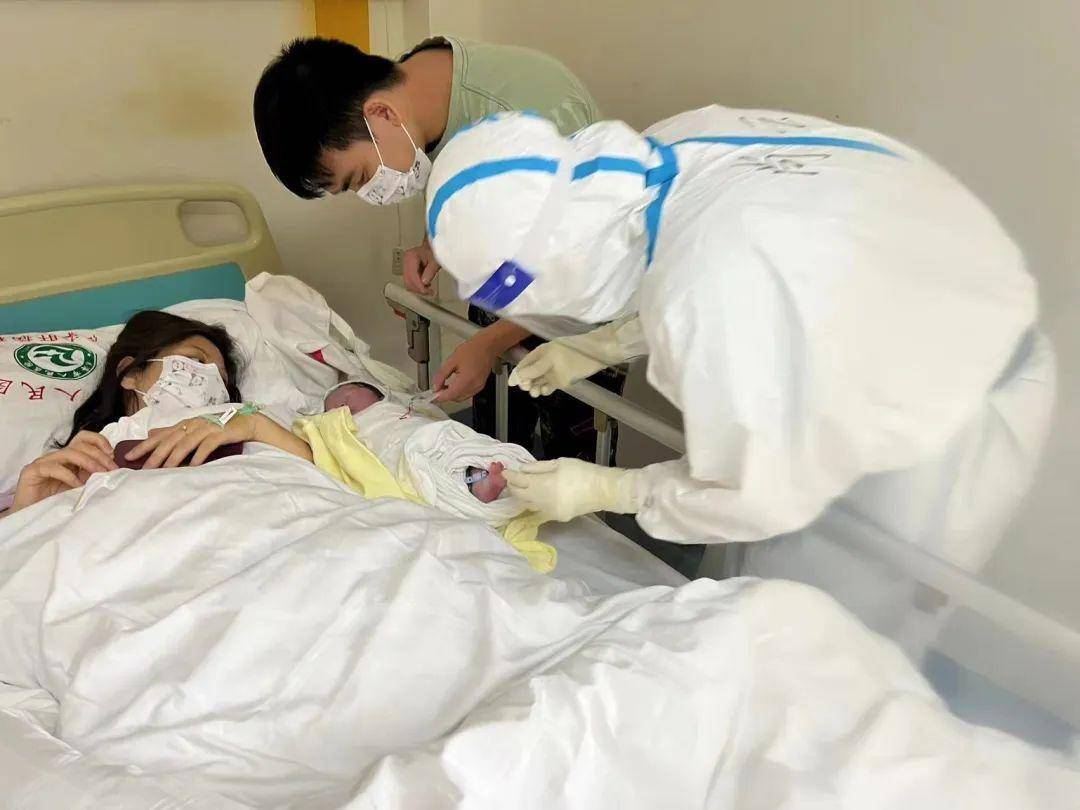 主战场,收治了各种危急患者:有18岁女孩误用药物中毒深昏迷,紧急洗胃