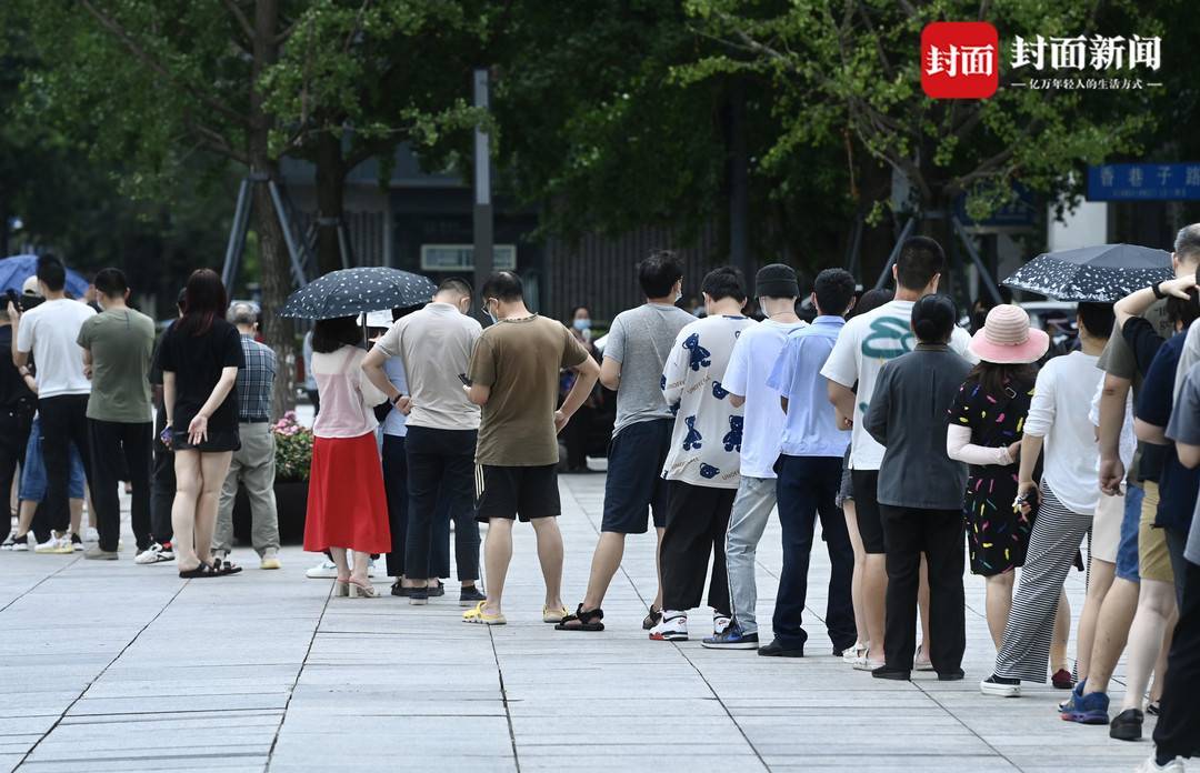 直击成都核酸检测现场市民有序排队图集