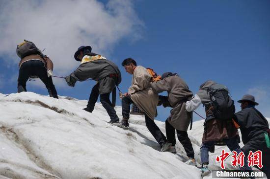 【图片故事】青海黄河源头雪山下的牧民测量队