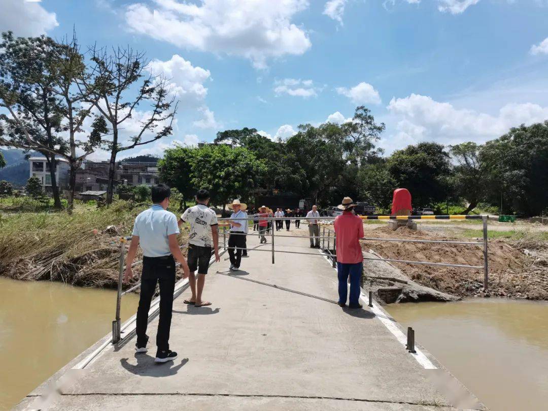 受2022年6月21日強降水影響,鳳崗鎮四村村寨坪自然村的河道沿岸遺留