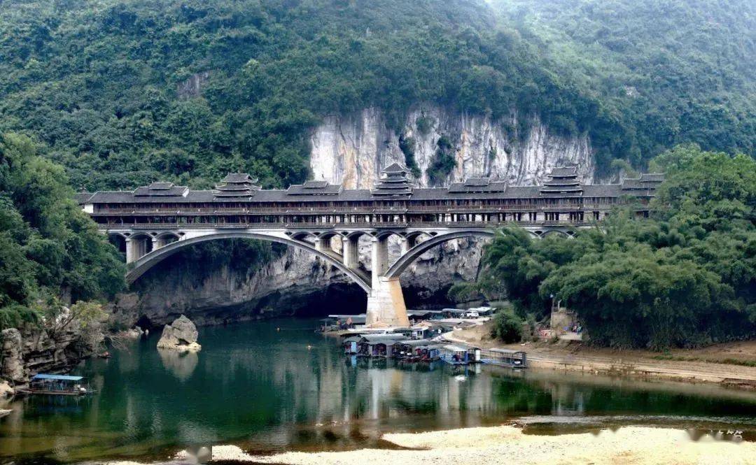 临江河风景区龙江水中石林景区位于河池市宜州市境内,从龙江一桥码头