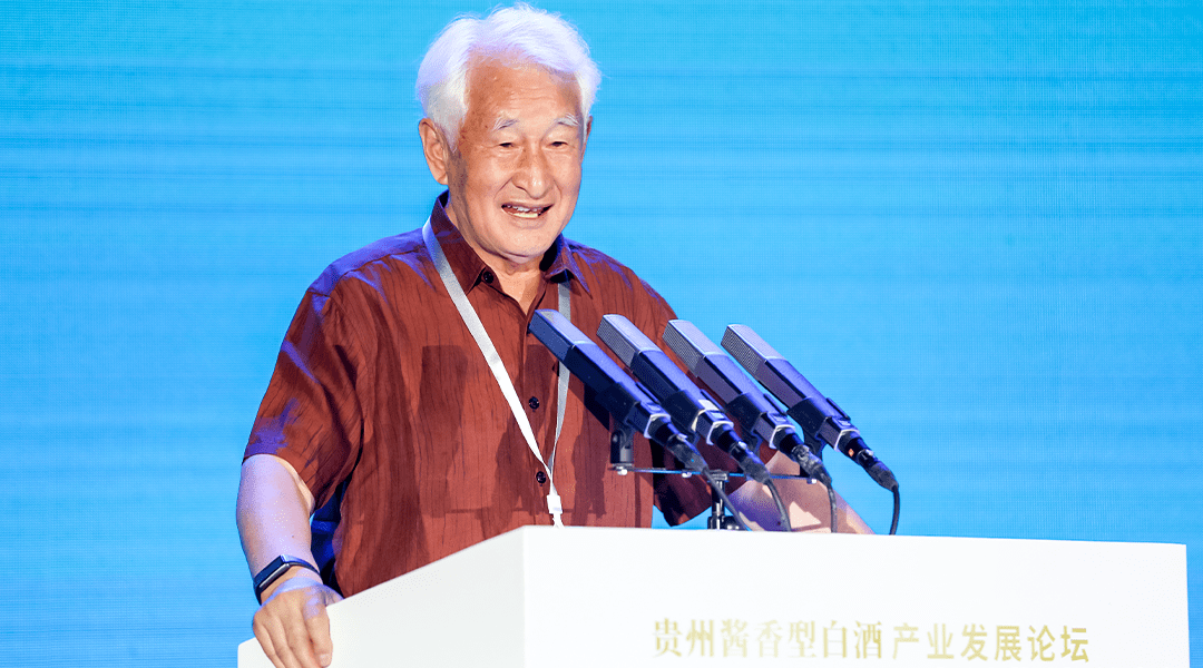 文|云酒团队1964年,大学毕业的季克良进入茅台酒厂,至今已有58年,半个