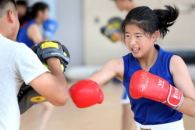 荣获2021年安徽省青少年举重冠军赛81公斤级金牌的运动员俞爽在苦练