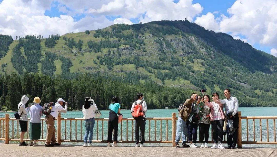 贺娇龙谈"新疆被全国游客挤爆了"_旅游_伊犁_那拉提