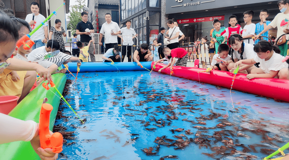 活动围绕"品,赏,娱,购,游"等方面,策划了龙虾宴,钓龙虾大赛,龙虾券