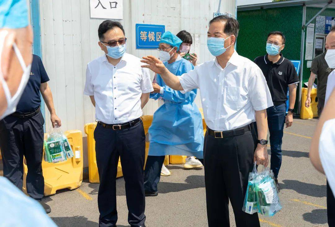 市人大常委会副主任李世贵到我区看望慰问高温天气一线