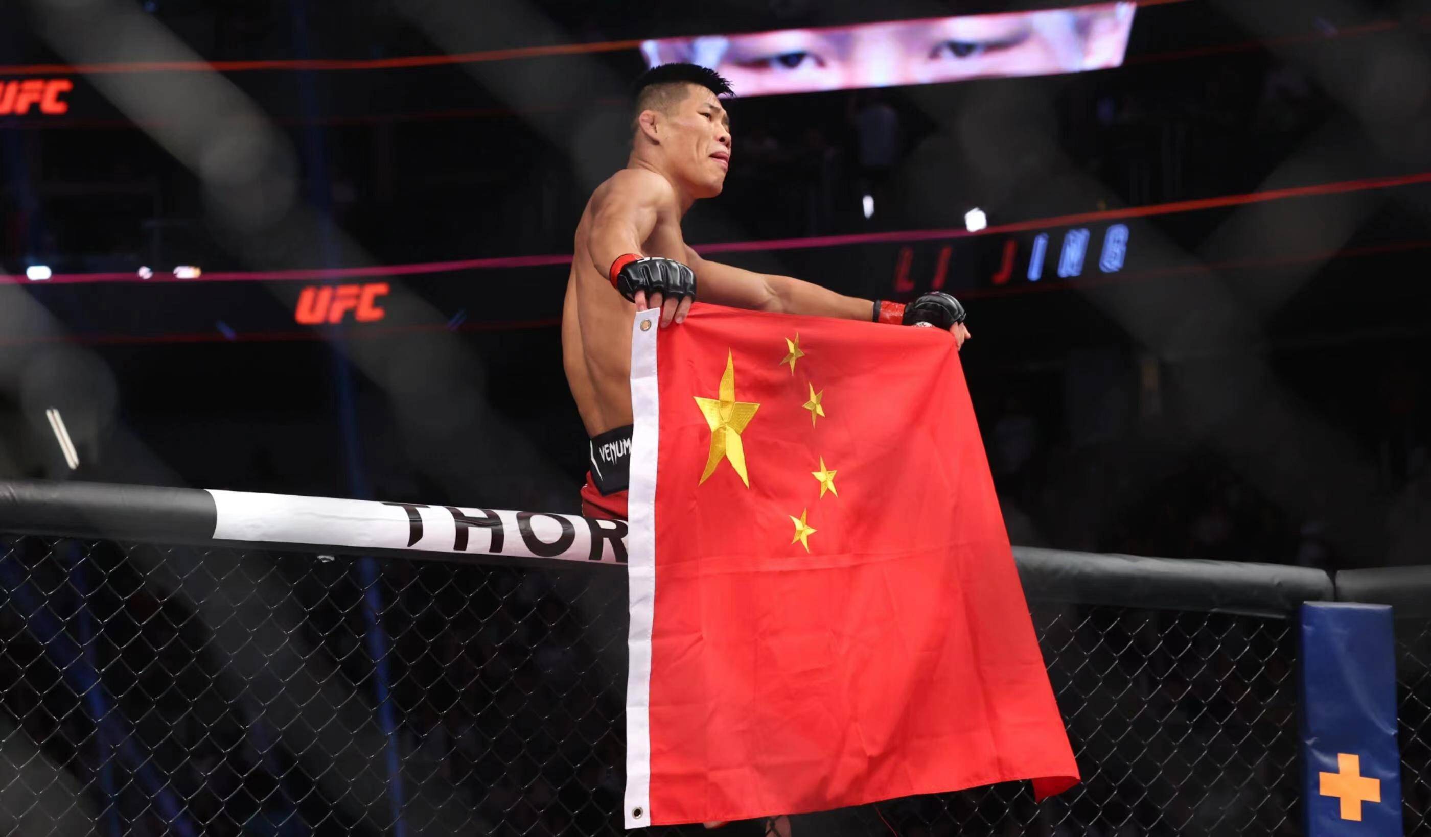 随后,这位个性张扬的34岁老将在采访中叫阵曾击败过自己的美国拳手