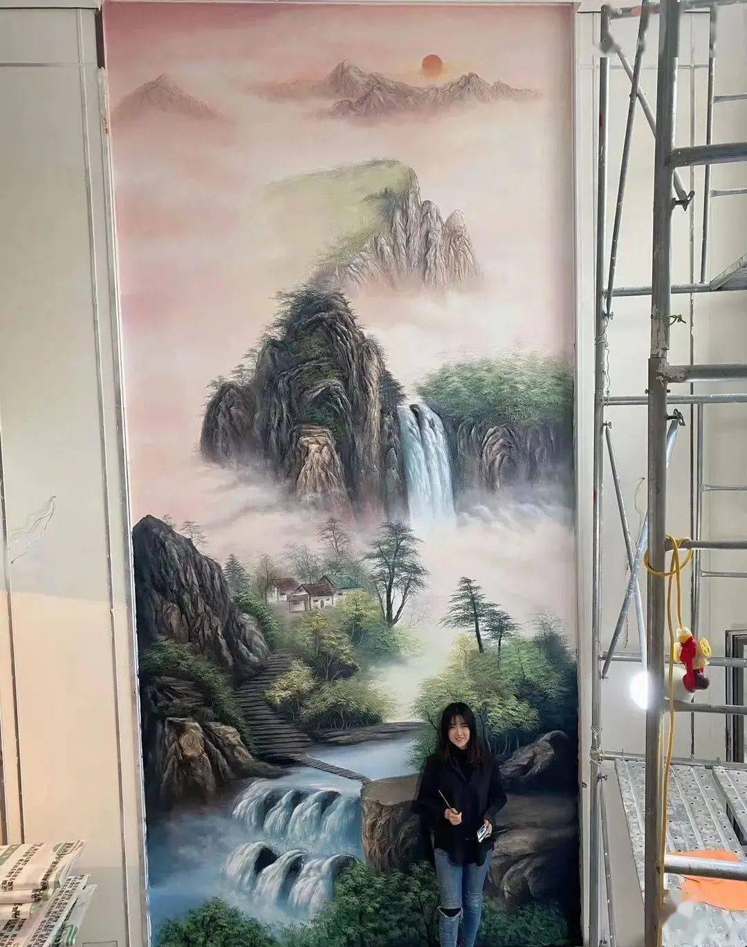 95后最美壁画师,靠刮"腻子粉"6天赚4万,吸粉855万,还被央视邀约请她