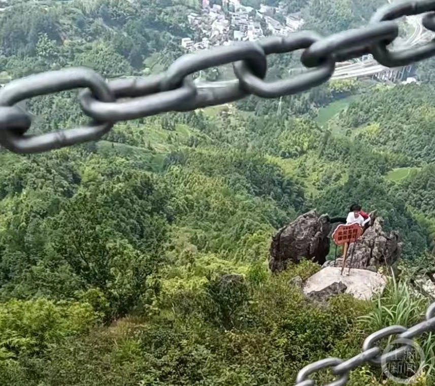 贵州凯里两游客悬崖边脚蹬松动巨石 当地回应：景区无此游戏环节，将加固岩石