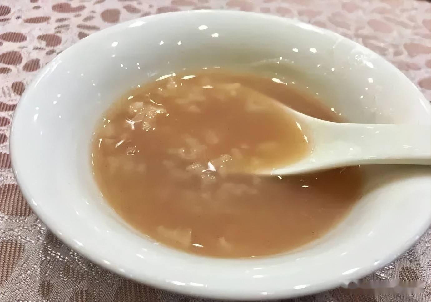 粯子粥走一步晃三晃蟹黄汤包皮薄汁多蟹黄汤包口感方面集合了咸,鲜,香