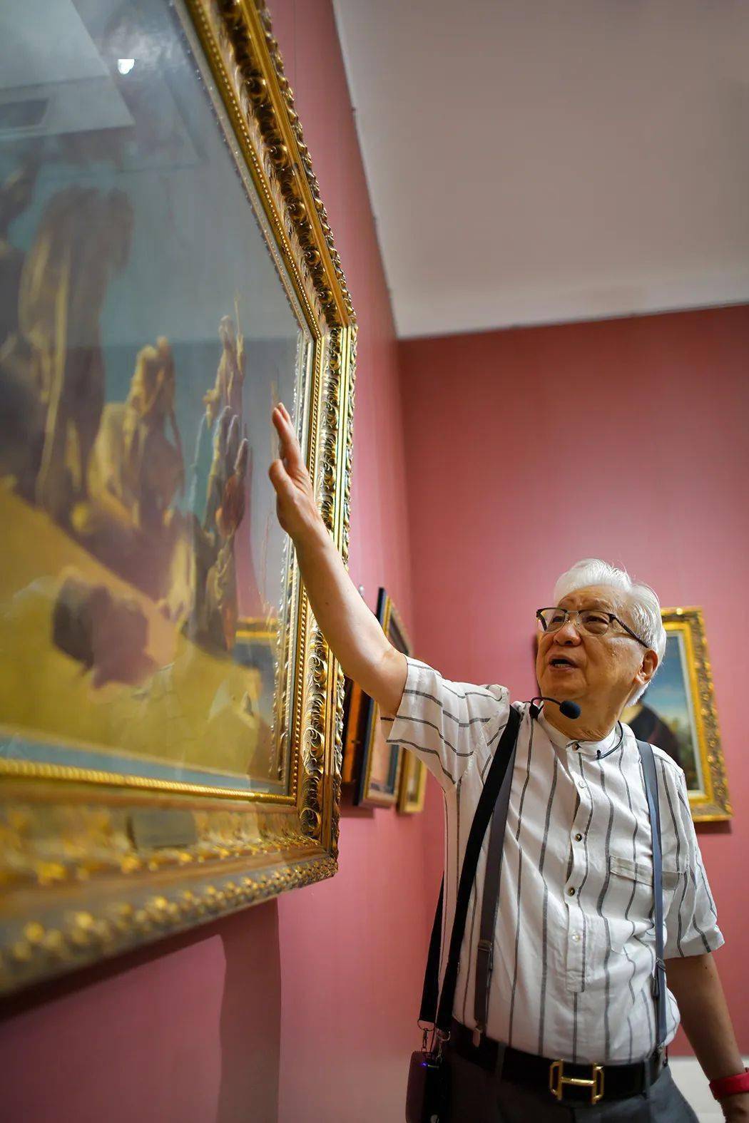 讲解中的全山石先生 摄影@徐世明看原画,观雕像,听顶级大咖细细讲解