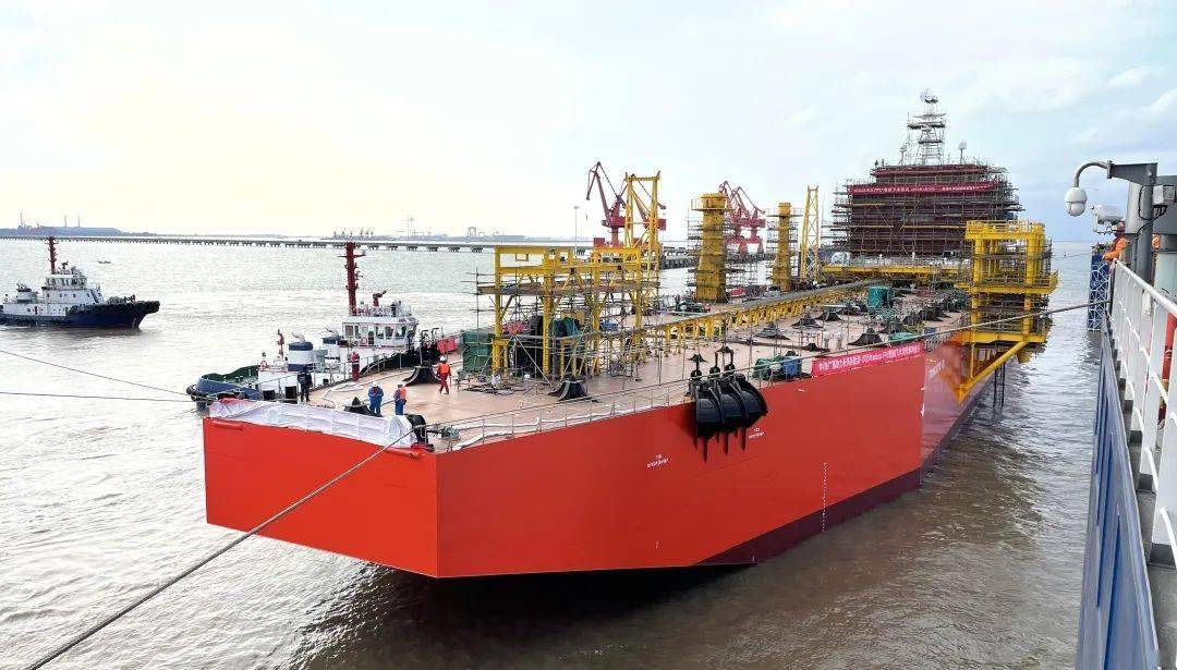 江苏沿海首艘民企高端海工油气平台在通州湾完成命名并交付
