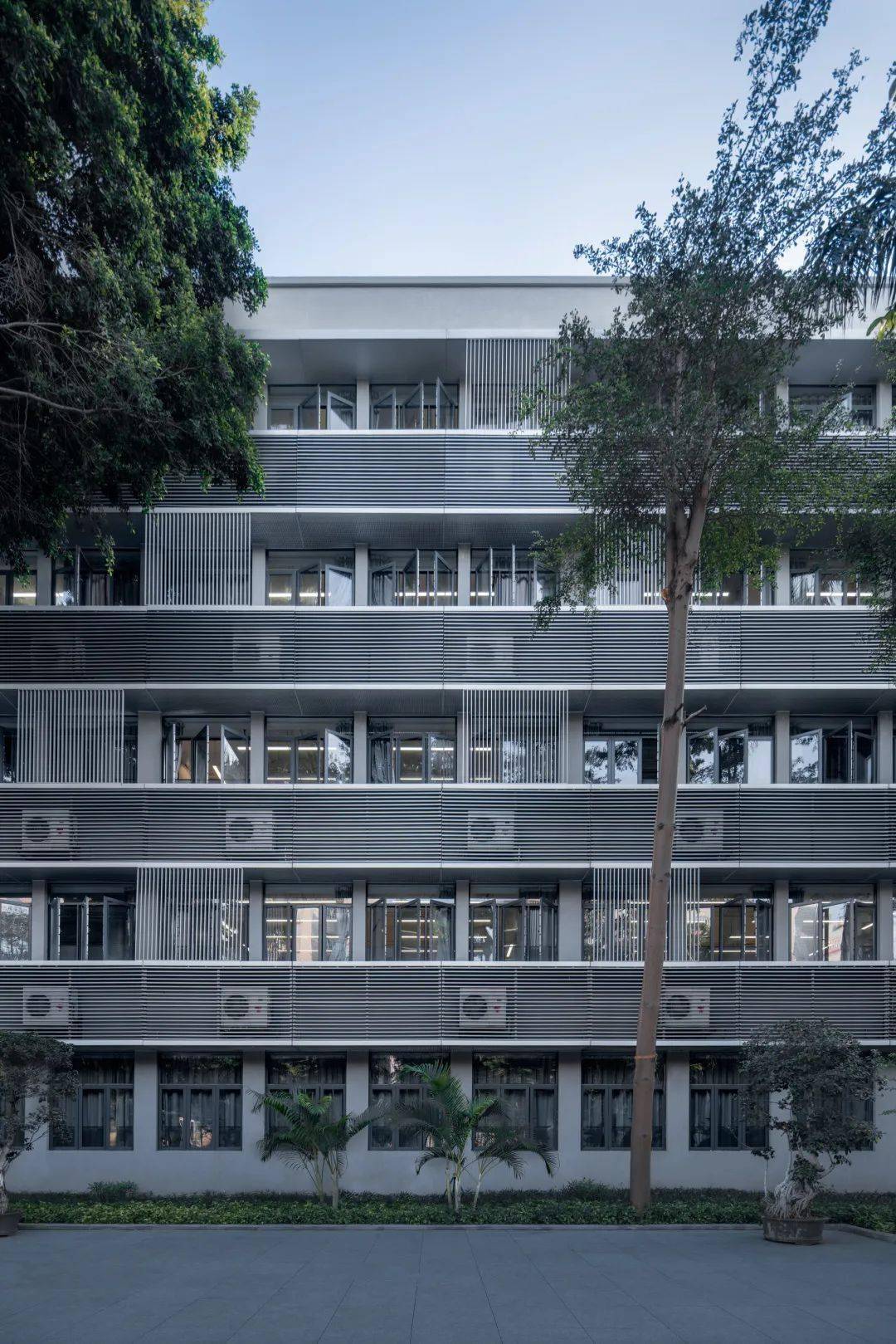 新建教学楼走廊 08吴清山教学楼立面改造 08吴清山新建宿舍立面