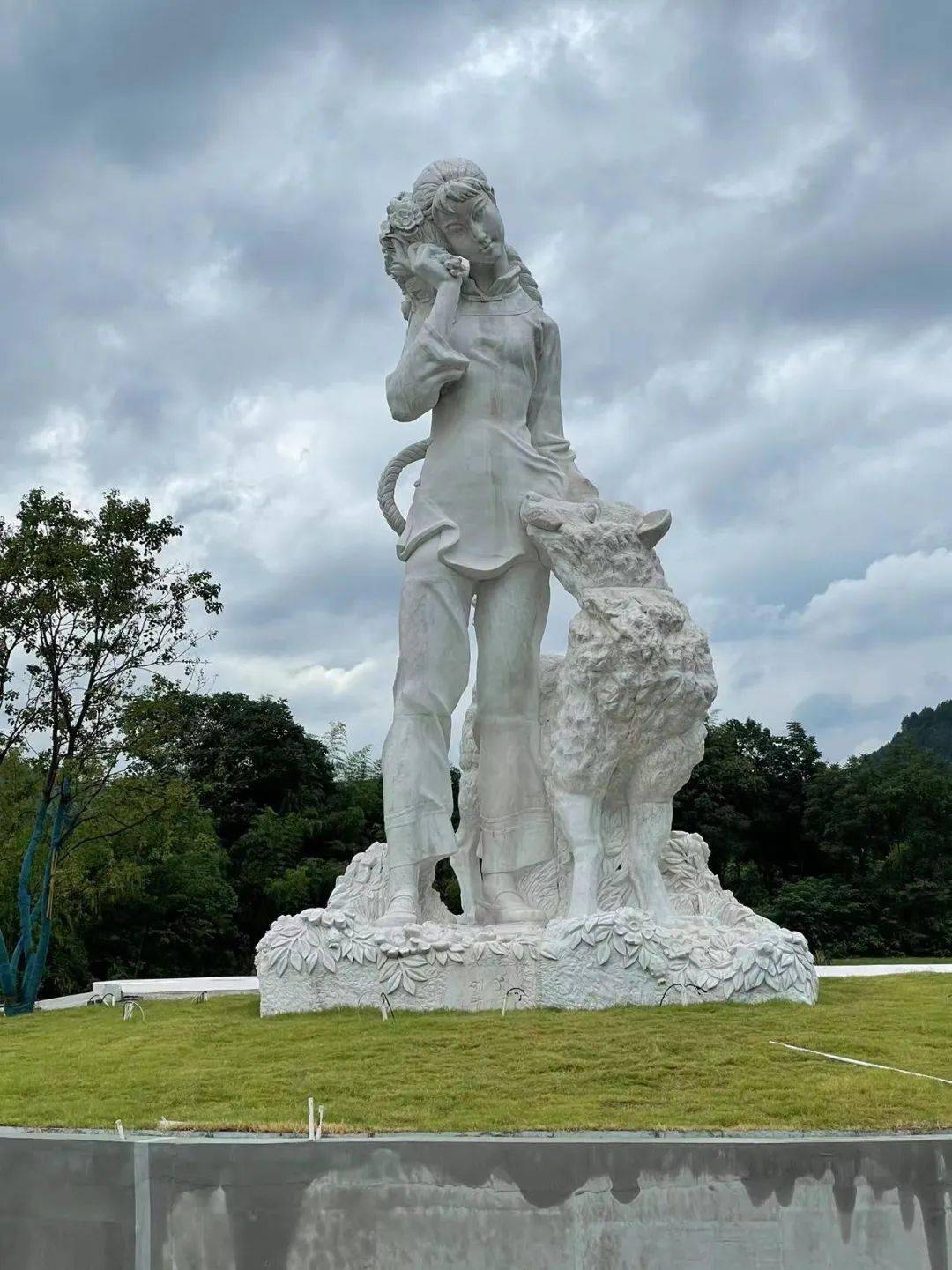 再临边城 重逢"翠翠"_许鸿飞_故事_雕像